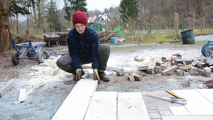 Platten verlegen: Die schmalen Fugen werden erst mit Splitt, am Ende mit Brechsand gefüllt.Teamwork Foto: Andreas Hunger