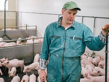 Klaus Siegelin erklärt seinen Betrieb in Tiefenklein und gibt Einblicke in die Ställe. Fotos: Marian Hamacher