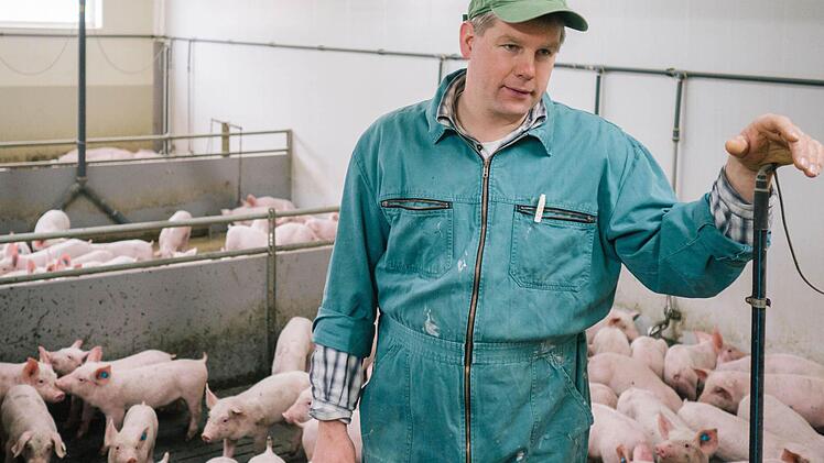 Klaus Siegelin erklärt seinen Betrieb in Tiefenklein und gibt Einblicke in die Ställe. Fotos: Marian Hamacher