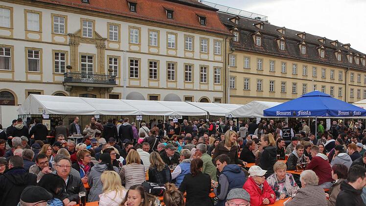 Zeitweise war richtig viel los: Der "Tag des Bieres" lockte Besucher auf den Maxplatz, obwohl das Wetter unberechenbar war. Foto: RiegerPress