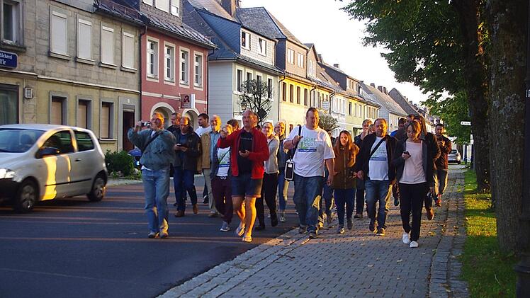 Die "Durchmacher" ziehen vom BRK-Heim zum Rathaus. Foto: Heike Sch&uuml;lein
