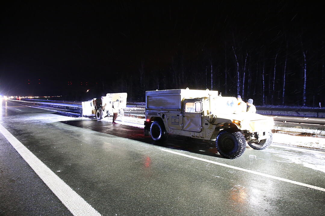 Oberfranken: Militärfahrzeug bleibt auf Autobahn liegen und fängt beim Abschleppen Feuer