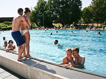 Die Badesaison ist eröffnet. Wer sich bei den sommerlichen Temperaturen abkühlen möchte, findet hier eine Übersicht über die Bäder in der Region Erlangen-Höchstadt. Freibad Höchstadt/Aisch. Foto: Sylvia Hubele