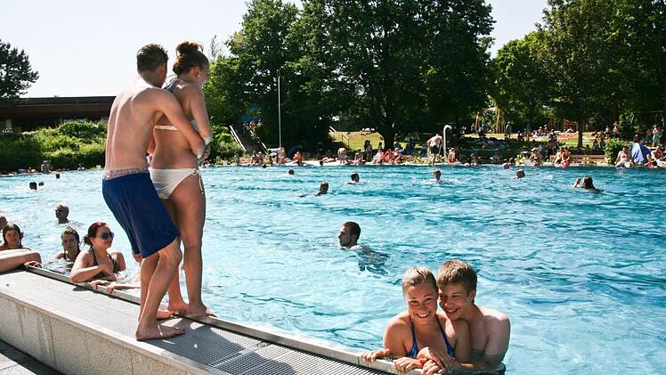 Die Badesaison ist eröffnet. Wer sich bei den sommerlichen Temperaturen abkühlen möchte, findet hier eine Übersicht über die Bäder in der Region Erlangen-Höchstadt. Freibad Höchstadt/Aisch. Foto: Sylvia Hubele
