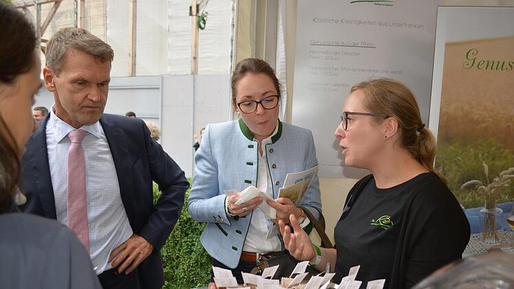 Kathrin Wimmer (rechts) im Gespr&auml;ch mit Prof. Dr. Dr. Richard Balling (geb&uuml;rtig aus Hollstadt, Ministerialrat im Landwirtschaftsministerium und u.a. zust&auml;ndig f&uuml;r geografisch gesch&uuml;tzte Produkte), der am Freitagabend eine Abordnung der Handelskette Rewe und einen Kollegen aus Baden-W&uuml;rttemberg beim Besuch des Genussfestivals begleitete.Kathrin Kupka-Hahn