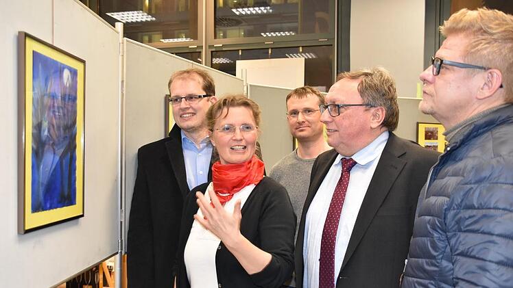 Franziska Bartels erklärt, wie an der Waldorfschule Gemälde entstehen. Im Bild (von links): Zweiter Bürgermeister Ralf Hartnack, Tim Petschke, stellvertretender Landrat Dieter Schaar und Dritter Bürgermeister Frank Wilzok  Uschi Prawitz