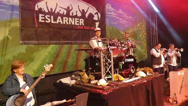 Die "Eslarner Showband" brachte die Weinfestg&auml;ste  in Stimmung.