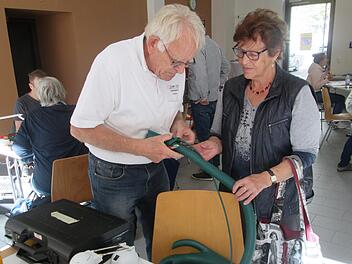 Zu schade zum Wegwerfen auch wenn der Staubsauger einige Jahre auf dem Buckel hat. Georg Pfennig (links) vom Repair-Café kriegt das hin. Winfried Ehling
