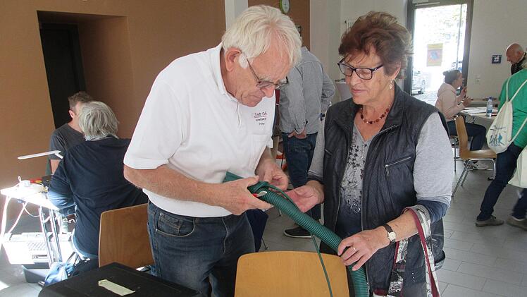 Zu schade zum Wegwerfen auch wenn der Staubsauger einige Jahre auf dem Buckel hat. Georg Pfennig (links) vom Repair-Café kriegt das hin. Winfried Ehling