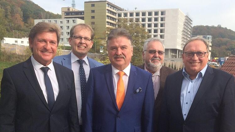 Zufriedene Gesichter bei den Freien Wählern - Klaus Peter Söllner (Mitte)  tritt nochmals als Landrats-Kandidat an. Im Bild weiter (von links): Kreisvorsitzender MdL Rainer, Bürgermeister Ralf Hartnack, Kreistags-Fraktionsvorsitzender Klaus Förster und stellvertretender Landrat Dieter Schaar. Foto: Alexander Müller