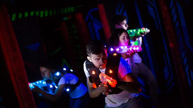 Spaß für die ganze Familie bietet der Lasertag Planet in Erlangen.  Symbolbild: Iakov Filimonov/Adobe Stock