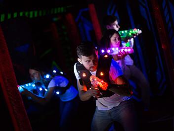 Spaß für die ganze Familie bietet der Lasertag Planet in Erlangen.  Symbolbild: Iakov Filimonov/Adobe Stock
