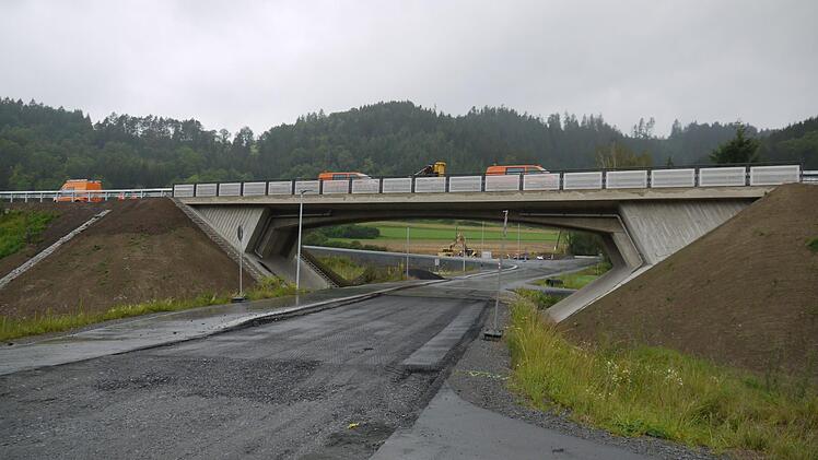 Auch die Anschlussstellen - hier mit der Straße aus Zeyern Richtung Roßlach - sind Teil des Bauprojekts. Foto: Rebecca Vogt