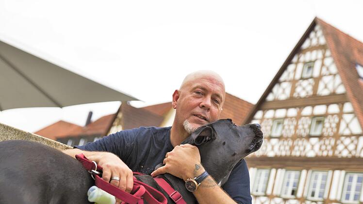 Täglich dreht Jason Jörgensen mit mindestens einem seiner sieben Hunde eine Runde durch Ebermannstadt.  Foto: Stephan Großmann