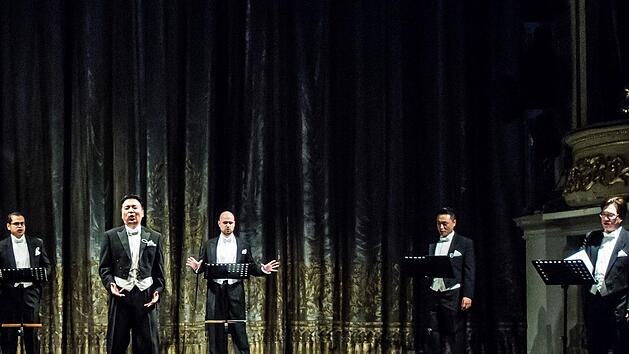 Fünf Sänger aus den Reihen des Landestheater-Chores gestalteten einen Liederabend (von links): Marcello Mejia-Mejia, Jinwook Jeong, Christian Huber, Tae-Kwon Chu und Jaehan Bae.  Am Klavier begleitete Mina Kim.Foto: Jochen Berger