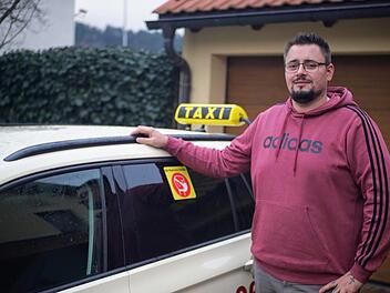 Alexander Angles fährt sein acht Jahren Taxi. Vier Stunden ohne Fahrgast - das hat er zum ersten Mal 2020 erlebt. Foto: Bastian Sünkel