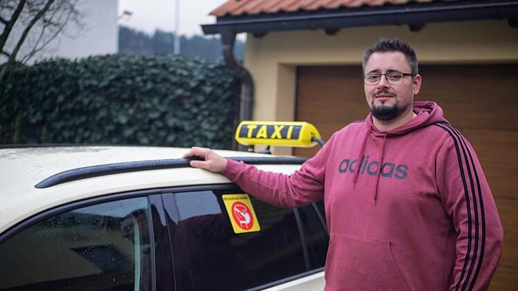 Alexander Angles fährt sein acht Jahren Taxi. Vier Stunden ohne Fahrgast - das hat er zum ersten Mal 2020 erlebt. Foto: Bastian Sünkel