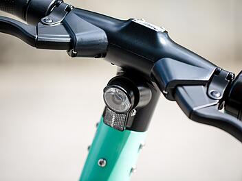 W&uuml;rzburg: Am Montag blieb ein E-Scooter-Fahrer in einer Stra&szlig;enbahnschiene stecken