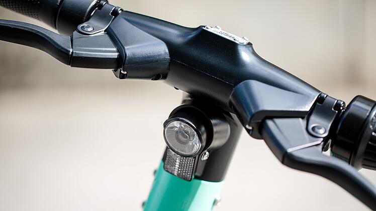 W&uuml;rzburg: Am Montag blieb ein E-Scooter-Fahrer in einer Stra&szlig;enbahnschiene stecken