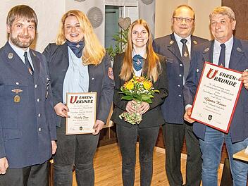 2. Kommandant Michael Knorr, die f&uuml;r zehn Jahre Feuerwehrdienst geehrte Nataly Jaye, Neuaufnahme Lea Schardt, 2. Vorsitzender Rolf Huber und G&uuml;nter Knorr, der bereits seit 50 Jahren aktiver Feuerwehrmann ist (von links)
