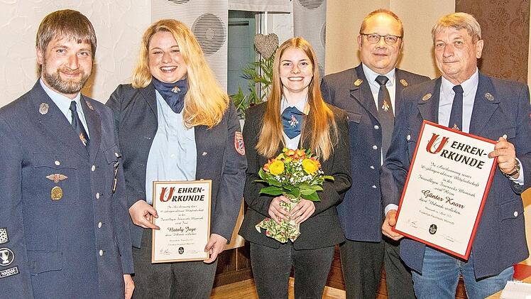 2. Kommandant Michael Knorr, die f&uuml;r zehn Jahre Feuerwehrdienst geehrte Nataly Jaye, Neuaufnahme Lea Schardt, 2. Vorsitzender Rolf Huber und G&uuml;nter Knorr, der bereits seit 50 Jahren aktiver Feuerwehrmann ist (von links)