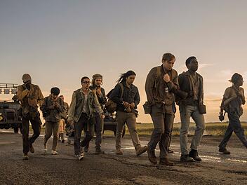 Eskortiert von Soldaten m&uuml;ssen die Teenager in "The Long Walk - Todesmarsch" laufen, bis sie nicht mehr k&ouml;nnen. Wer vorzeitig schlapp macht, wird erschossen.