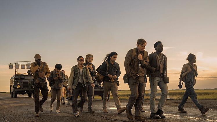 Eskortiert von Soldaten m&uuml;ssen die Teenager in "The Long Walk - Todesmarsch" laufen, bis sie nicht mehr k&ouml;nnen. Wer vorzeitig schlapp macht, wird erschossen.