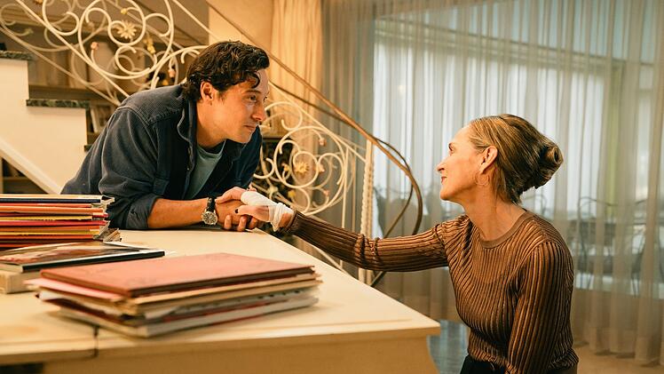 Alicia Meinhardt (Sophie von Kessel) und ihr Sohn Marius (Klaus Steinbacher) unterhalten sich in der heimischen Villa. Alicia hat wieder mit dem Klavierspielen begonnen.