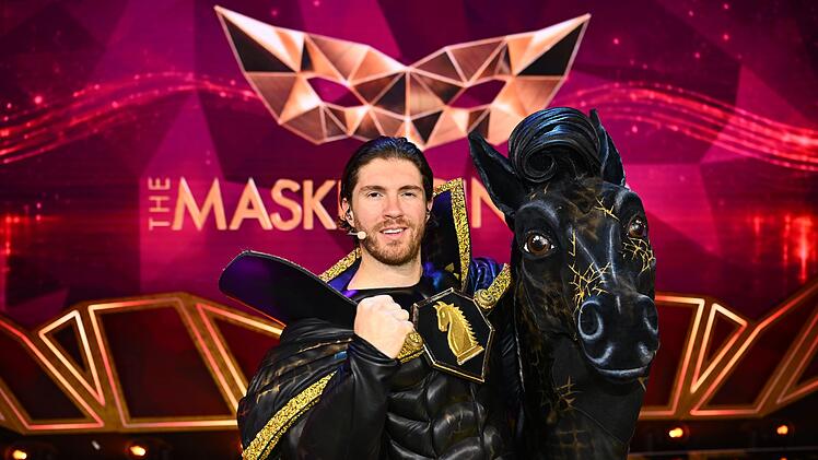 Nach seinem Sieg als Tukan bei "The Masked Singer Switzerland" (2022) landete Ex-Dschungelk&ouml;nig Joey Heindle als P. S. in Deutschland auf Platz drei.