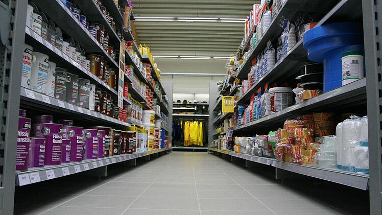 Auf der Verkaufsfläche im Kundenbereich gibt es alles für Handwerker und Heimwerker. Foto: Sabine Paulus