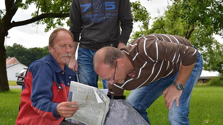 Die noch verpackte Kirchturmkugel wurde mit den Dokumenten bestückt.