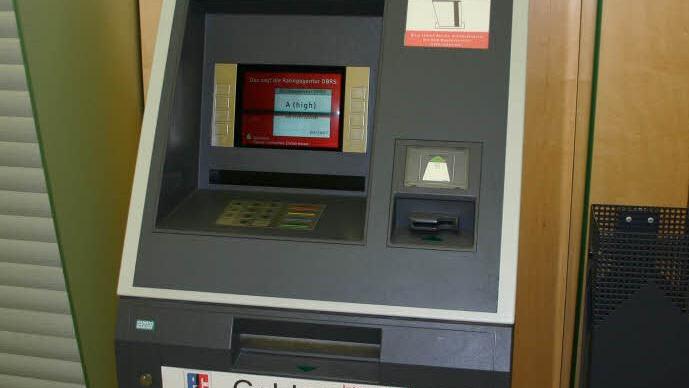 Bislang Unbekannte haben in der Nacht zum Freitag einen Gelausgabeautomaten explodieren lassen und sind mit einer unbekannten Menge an Geld entkommen. (Symbolbild: Peter Kneffel)