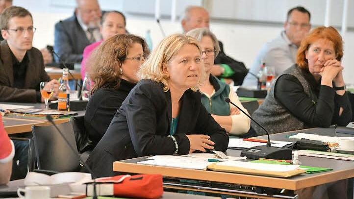 Der Vorschlag der Grünen, die Erhöhung der Sitzungsgelder mit niedrigeren Aufwandsentschädigungen aufzufangen, fand keine Mehrheit: Ursula Sowa bei der konstituierenden Sitzung.  Foto: Ronald Rinklef