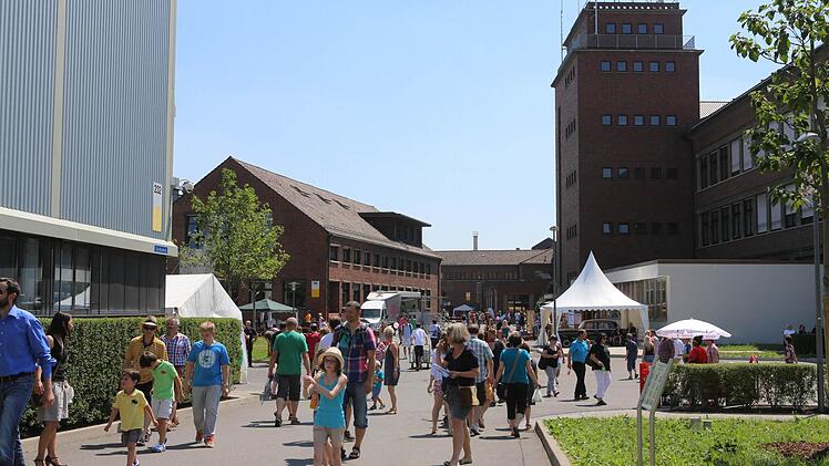 Bei sommerlich heißen Temperaturen haben am Samstag tausende Menschen den Familientag der Firma Bosch für einen Werksbesuch genutzt. Foto: Barbara Herbst