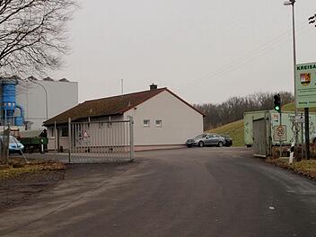 Da sich vor dem Tor öfters die Fahrzeuge bis auf die Staatsstraße stauen, soll hier eine weitere Anlieferspur gebaut werden. Foto: Günther Geiling