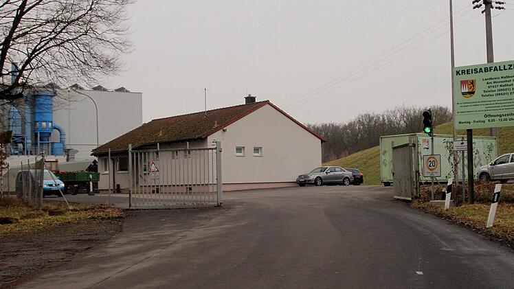 Da sich vor dem Tor öfters die Fahrzeuge bis auf die Staatsstraße stauen, soll hier eine weitere Anlieferspur gebaut werden. Foto: Günther Geiling