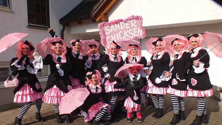 Wow, schöne Kostüme: Immer eine Bereicherung des Faschingszuges sind die "Sander Chicksen".