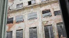 Sie können eine Goldgrube sein - aber häufig müssen Käufer erst einmal viel Geld und Aufwand in die Sanierung alte Häuser stecken.  Foto: Stefan Sauer