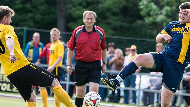 Der Stadtsteinacher Spielertrainer Florian Schlegel im Zweikampf mit dem Kupferberger Florian Holhut. Foto: Alexander Muck