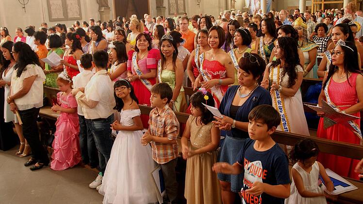 Viele Filipinos, aber auch deutsche Mitbürger, nahmen an dem Gottesdienst in der Stadtpfarrkirche Eltmann teil.  Fotos: Günther Geiling