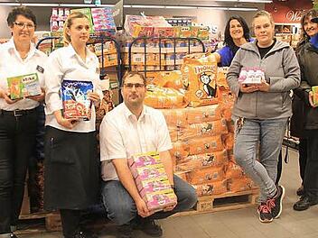 Mit den gespendeten 2500 Euro konnten die Vorräte des Tierheims aufgestockt werden.  Foto: gvö