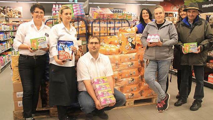 Mit den gespendeten 2500 Euro konnten die Vorräte des Tierheims aufgestockt werden.  Foto: gvö