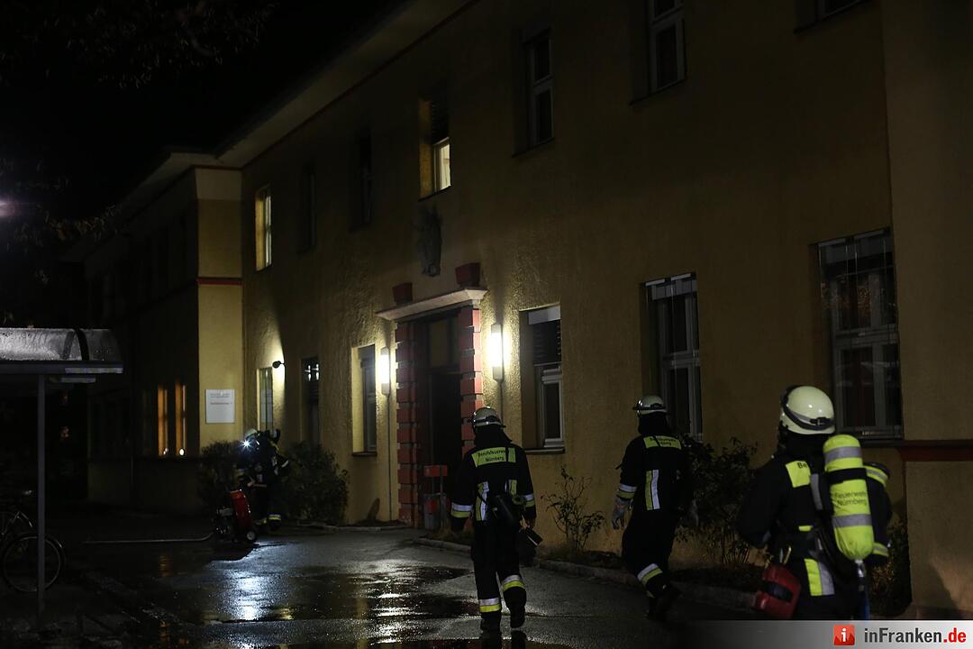 Bett fing im Klinikum Feuer - Großeinsatz der Rettungskräfte in Nürnberg-Nord