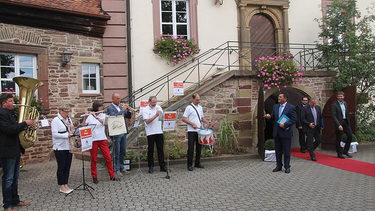 Ein Ensemble aus Musikern der Initiativen empfing Staatssekretär Pschierer zur Diskussion über die Trasse im Schlosshof Elfershausen.