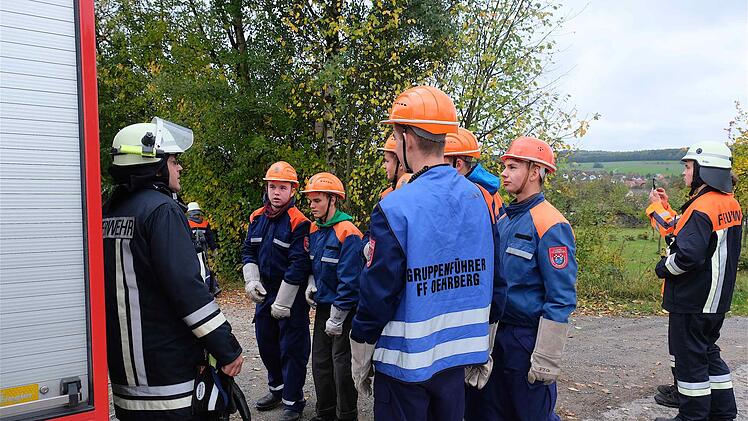 Schnell sahen die jungen Leute, wie hilfreich es ist, wenn man weiß, wo welches Gerät im Feuerwehrauto zu finden ist. Und den Anweisungen des kundigen Gruppenführers zu folgen, das erspart eine Menge kostbarer Zeit und Mühen. Foto: Gerd Schaar