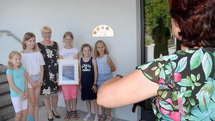 Die Gastgeberin, Rektorin Sabine Schalke, durfte als erste im Landkreis das Auszeichnungsschild an ihrer Schule anbringen. Peter Rauch