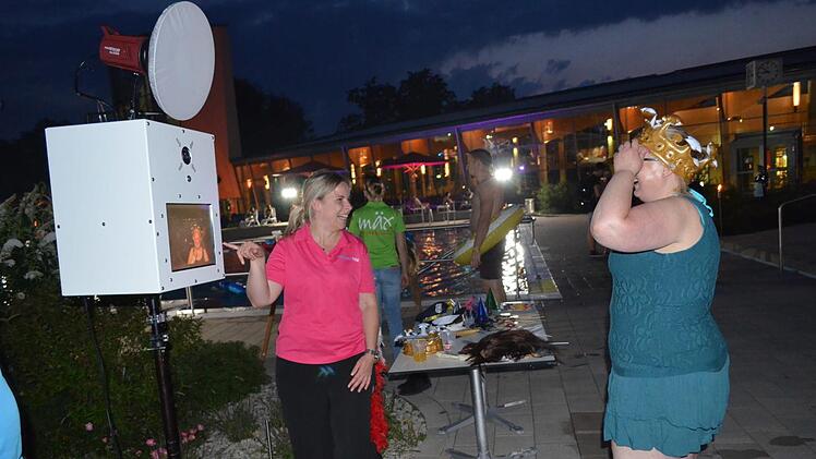 Eine Fotobox trug zum Amüsement der Gäste bei der Beach Party im Königsbad bei.