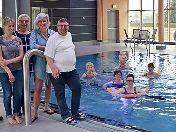 Bürgermeister Thomas Löffler, Therapeutin Antje Beker, die Gruppensprecherinnen Hanne Lieb und Barbara Müller sowie 1. Vorsitzender Otto Degenbeck freuen sich mit den Teilnehmern über die neuen Wassergymnastik-Gruppen im Steinbacher Schwimmbad. Mit im Bild ist (im Wasser, ganz vorne) Therapeutin Katja Hofmann.  Foto: Heike Schülein