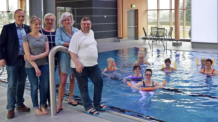 Bürgermeister Thomas Löffler, Therapeutin Antje Beker, die Gruppensprecherinnen Hanne Lieb und Barbara Müller sowie 1. Vorsitzender Otto Degenbeck freuen sich mit den Teilnehmern über die neuen Wassergymnastik-Gruppen im Steinbacher Schwimmbad. Mit im Bild ist (im Wasser, ganz vorne) Therapeutin Katja Hofmann.  Foto: Heike Schülein