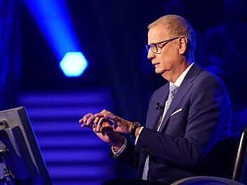 Günther Jauch demonstriert die Flinkheit der Trickbetrüger.